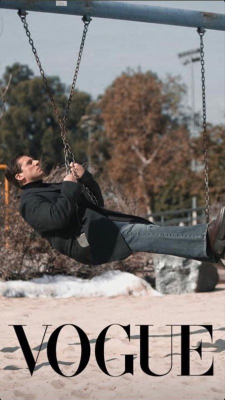 Человек сидит на качелях