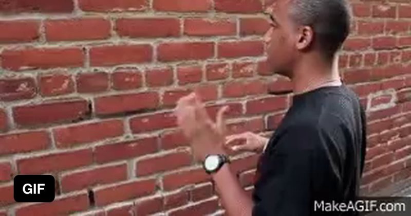 Человек разговаривает со стеной