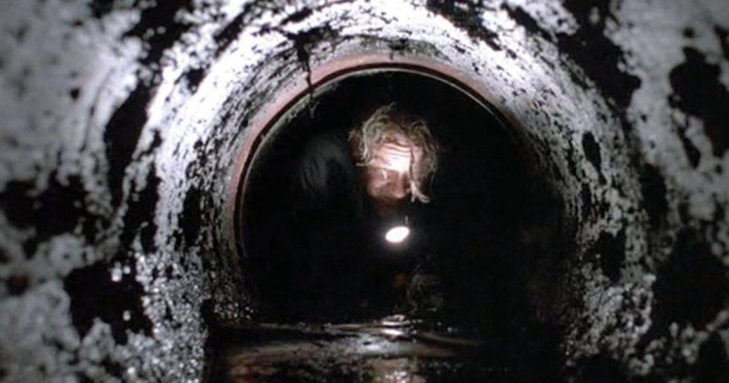Энди Дюфрейн в канализации