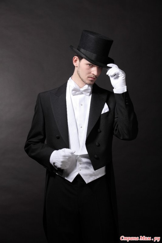 Мужчина в шляпе и смокинге