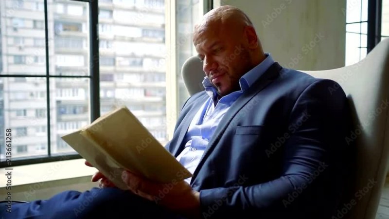 Качок читает книгу