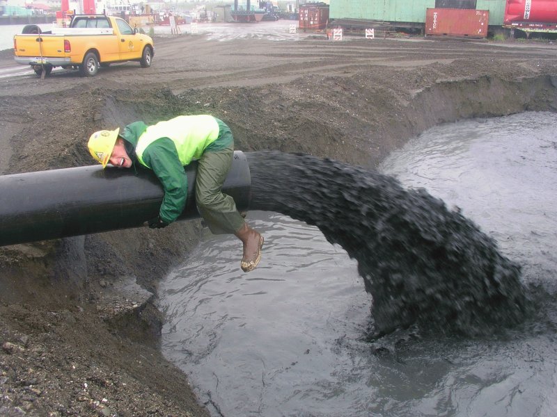 Прорыв трубы канализации