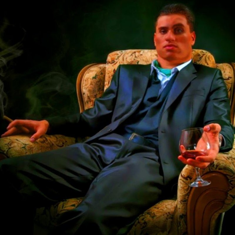 Мужчина в кресле с сигарой