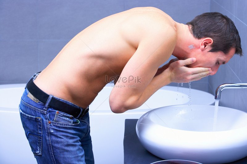 Человек умывается