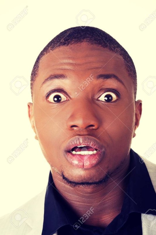 Удивленный негр за столом