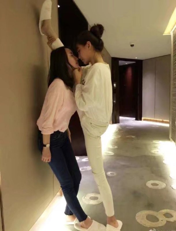 Прижал к стене