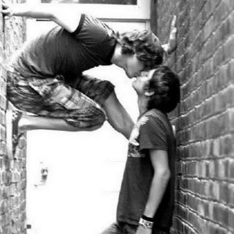 Зажал у стены