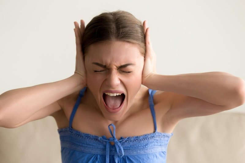 Девушка кричит