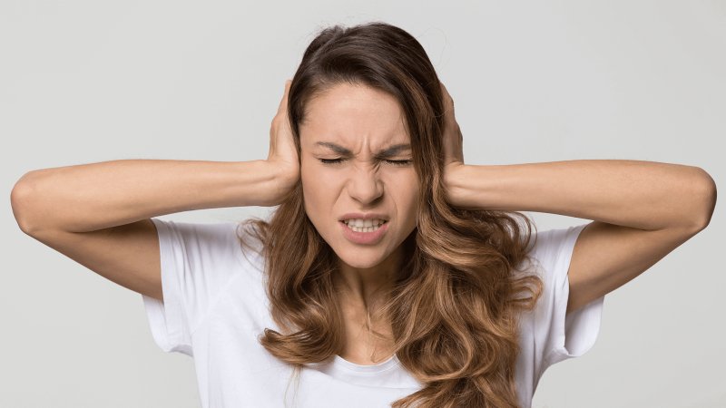 Девушка закрывает уши