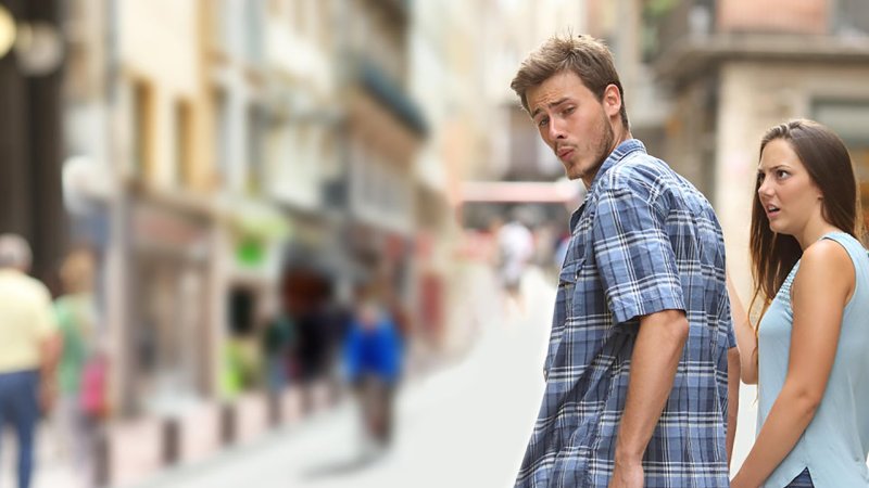Парень оглянулся на девушку