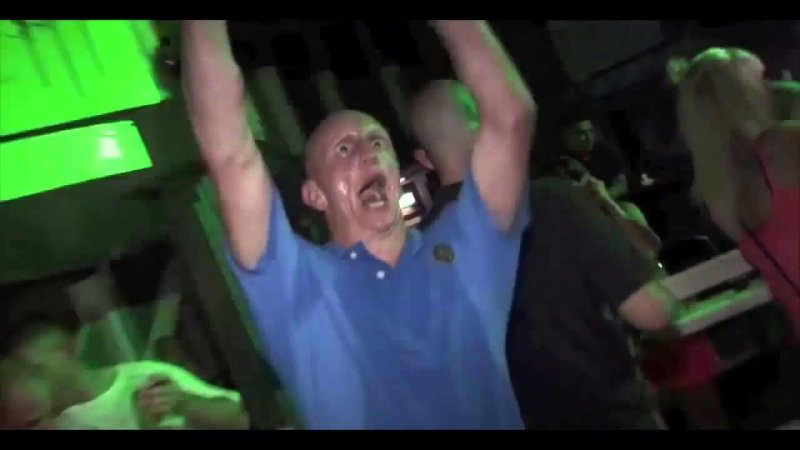 Мужик в клубе Мем