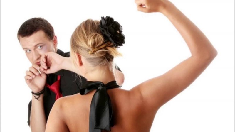 Мужчина замахивается на женщину