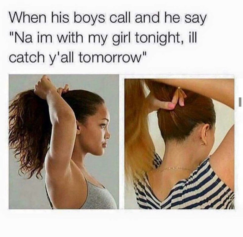 Девушка завязывает волосы в хвост