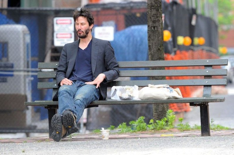 Киану Ривз на лавке