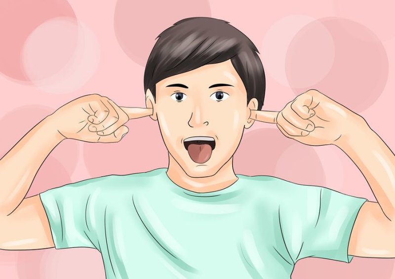 Закрывает уши