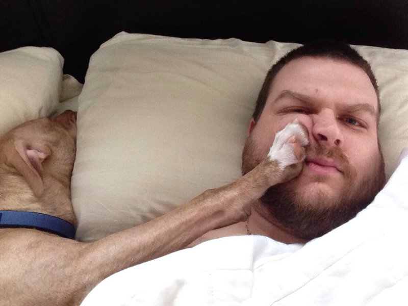 Смешной спящий человек