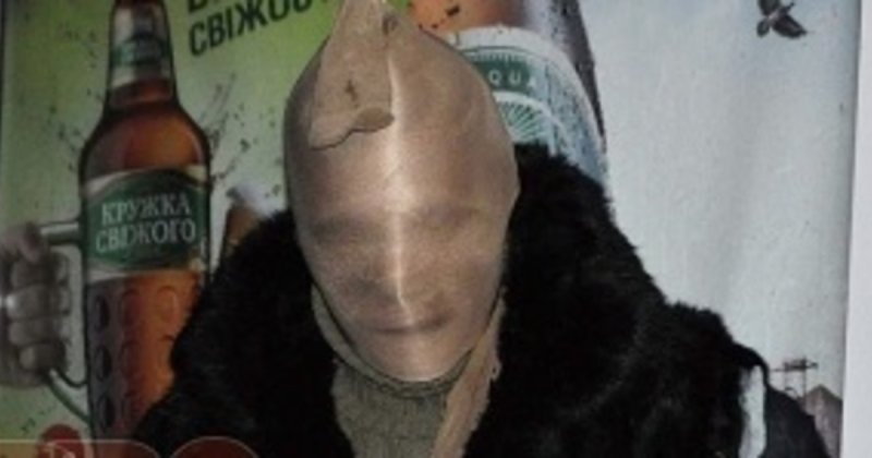 Девушка с чулком на голове