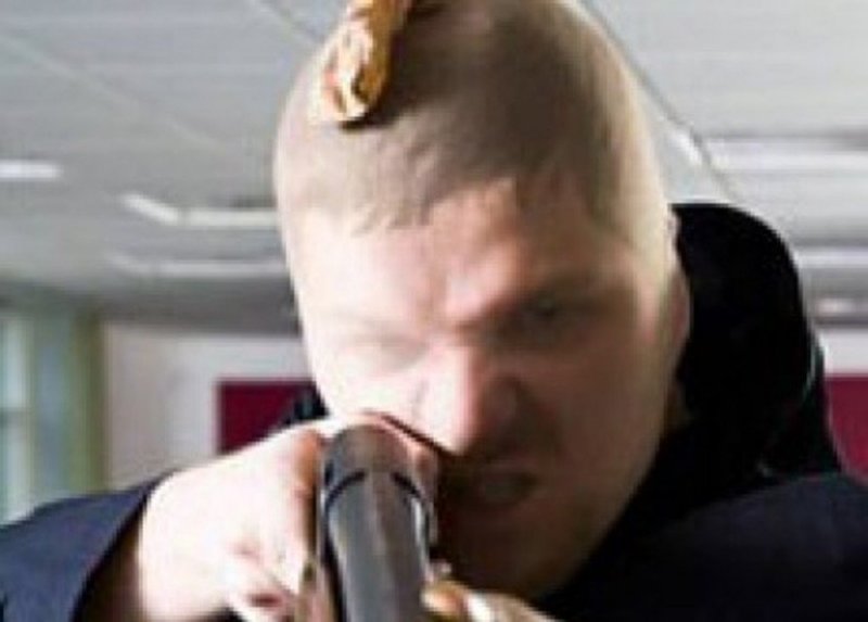 Чел с чулками на голове