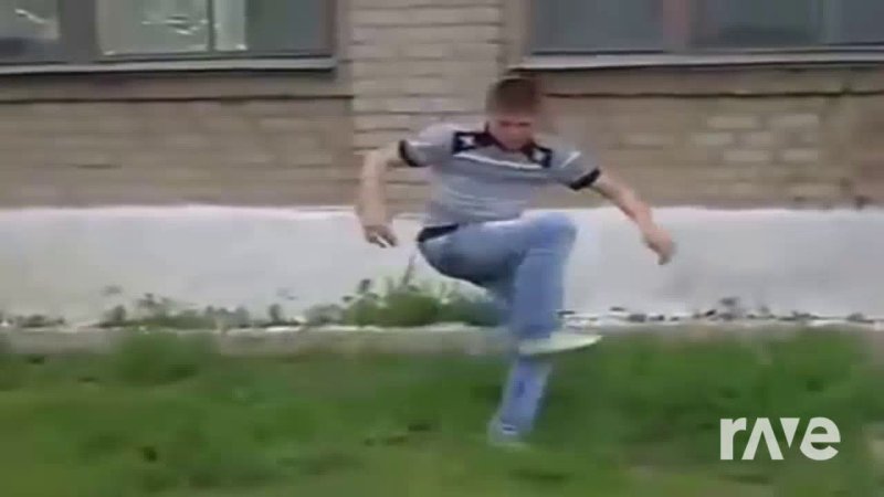 Прыгает с крыши и танцует