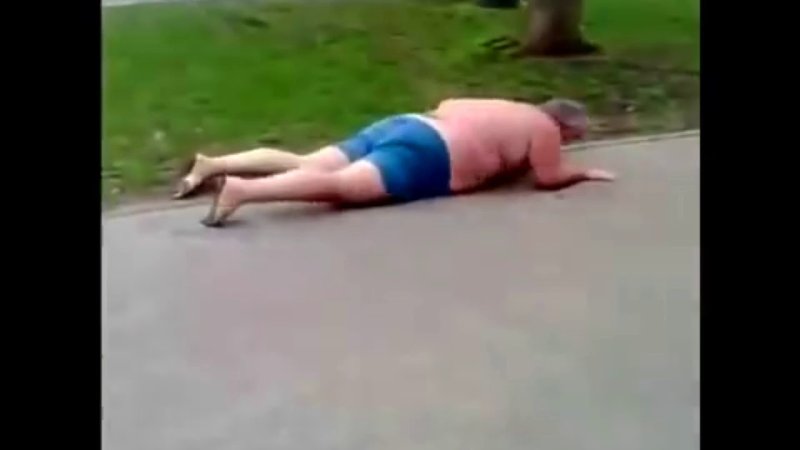 Пьяный мужик упал на асфальт
