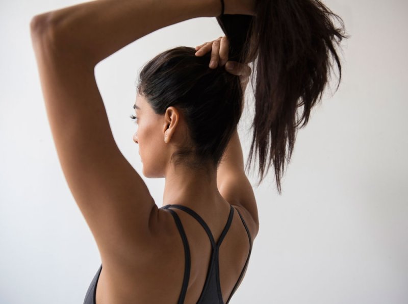 Брюнетка со спины