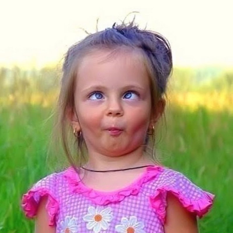 Смешная девочка