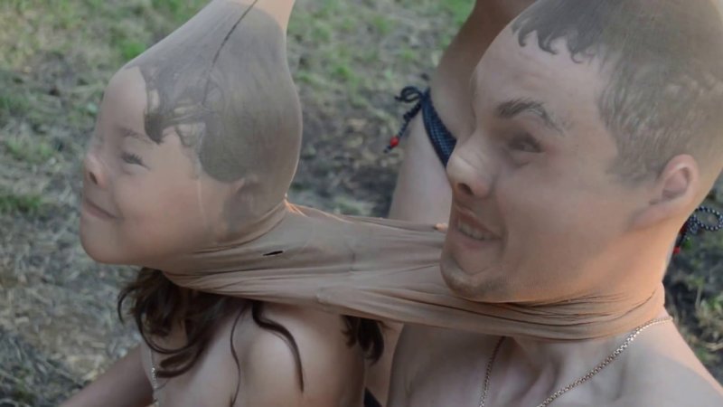 Человек с колготками на голове