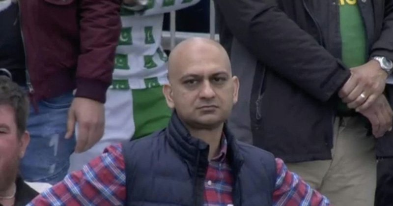 Недовольный болельщик Мем