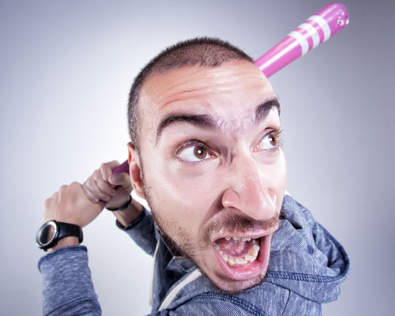 Хулиган с бейсбольной битой