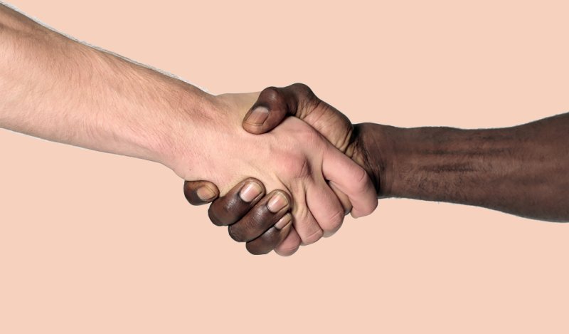 Рукопожатие негра и белого