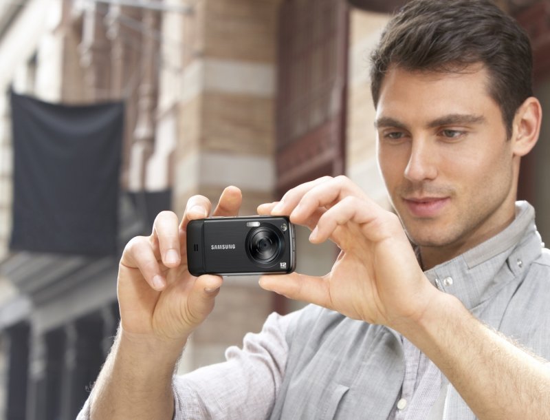 Мужик снимает на кнопочный телефон