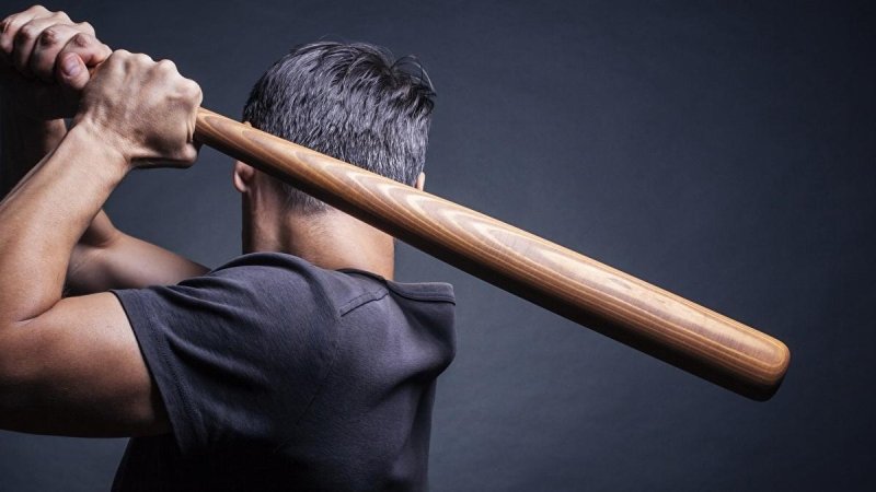 Парень с бейсбольной битой