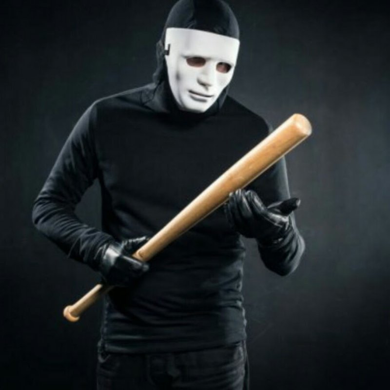 Парень с битой в маске