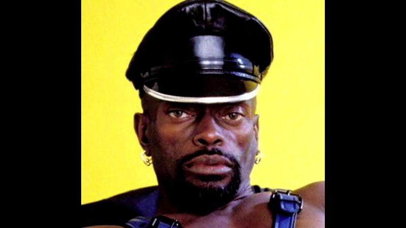 Негр в фуражке и ремнях