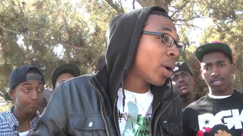 Афроамериканец радуется