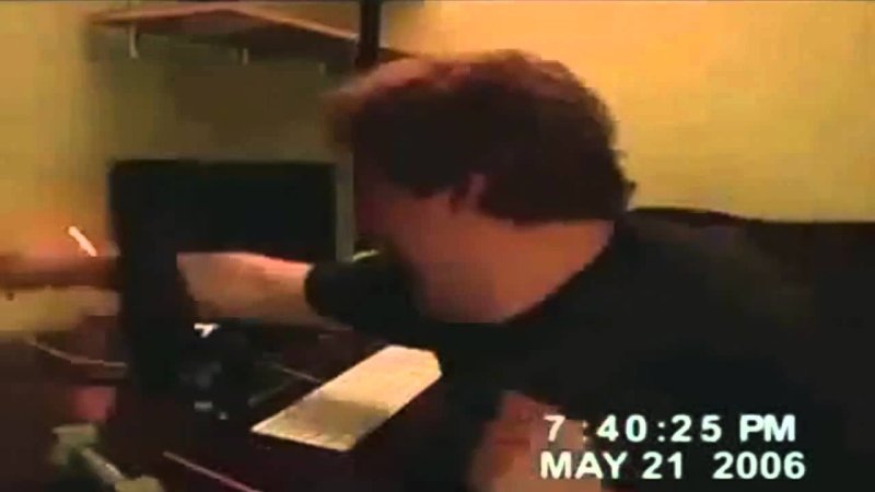 Парень разбивает монитор