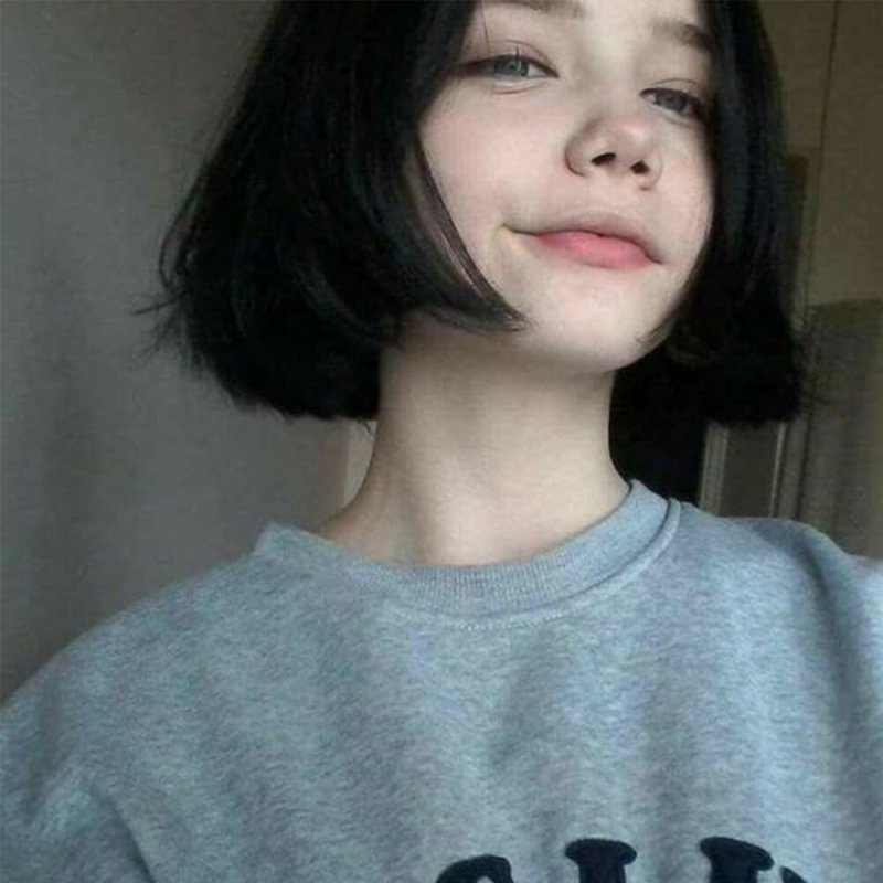 Кира Рауш черные волосы