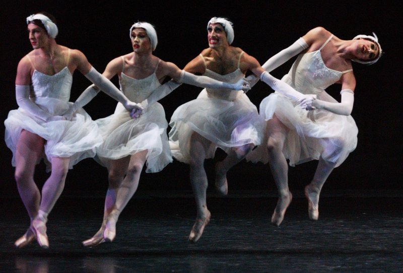 Мужской балет Лебединое озеро