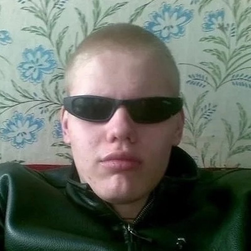 Лысый гопник в очках