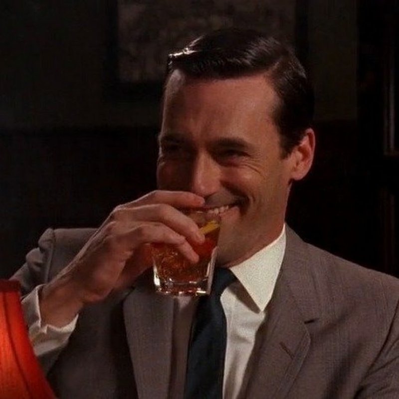 Мужик с бокалом виски