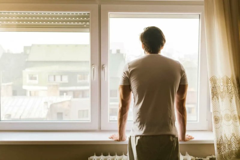 Человек возле окна