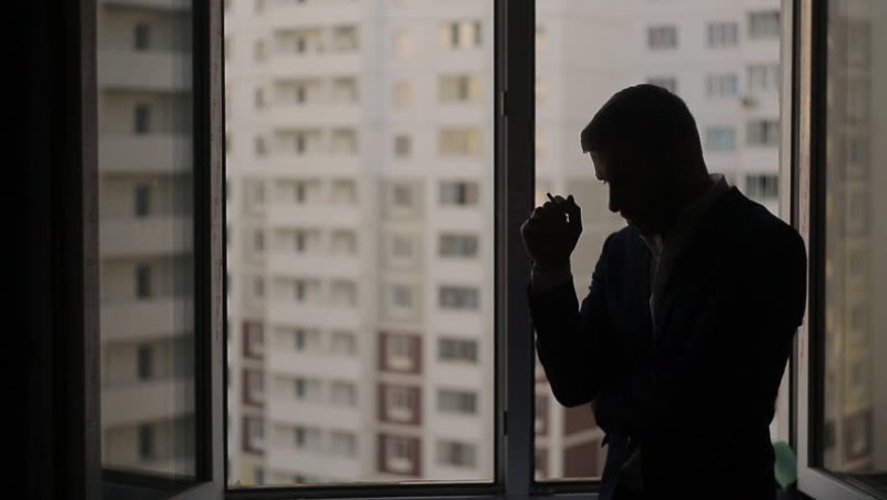 Мужчина возле окна