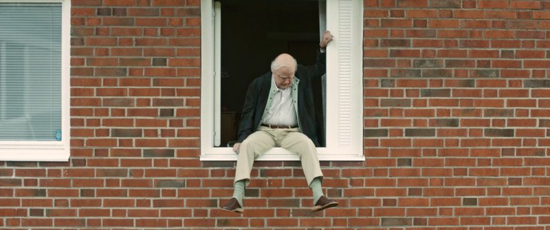 Человек высунулся в окно