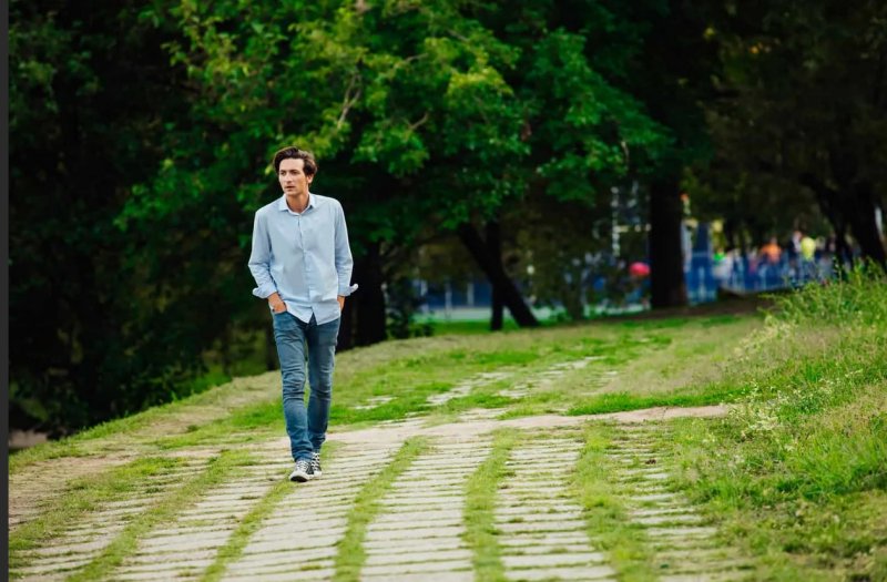 Прогулка в парке парень