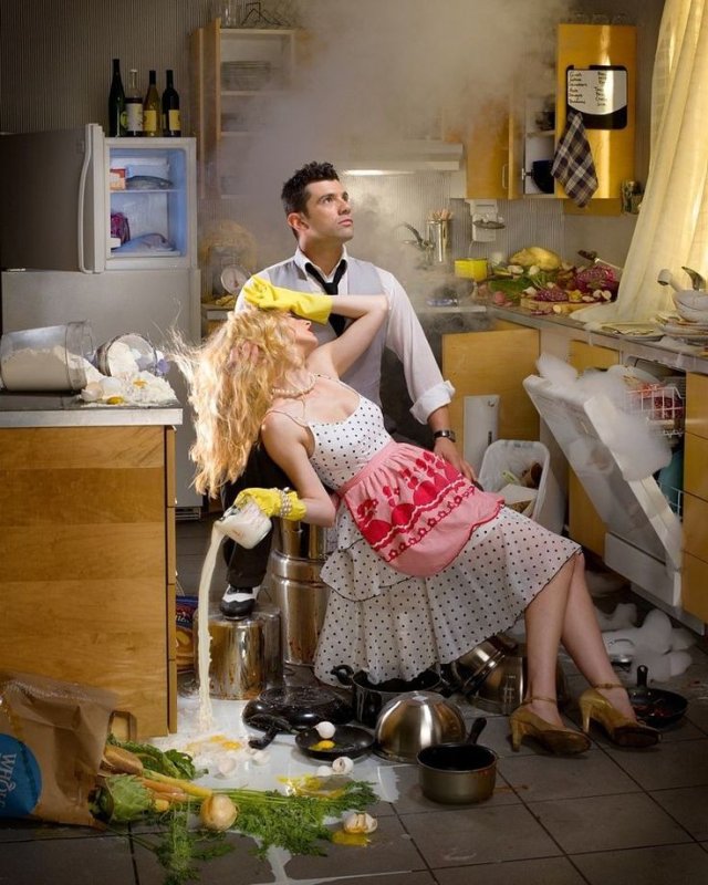 Уставшая женщина на кухне