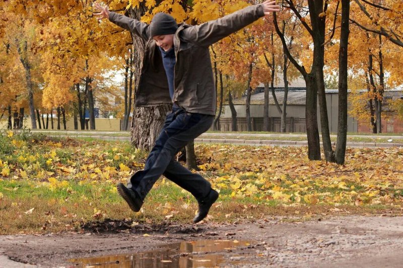 Люди на улице осень