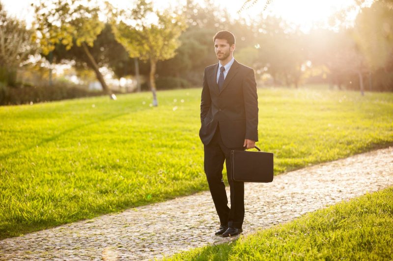 Мужчина идет в парке