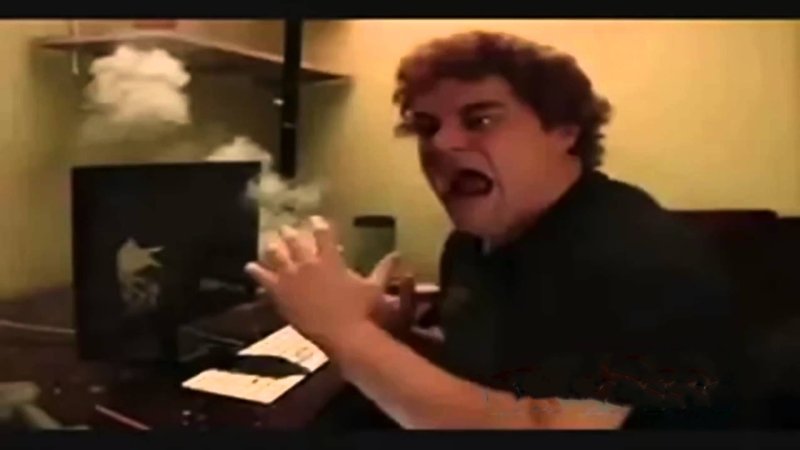 Парень разбивает монитор