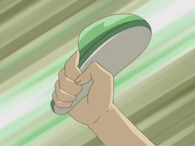 Мужик бьет тапком