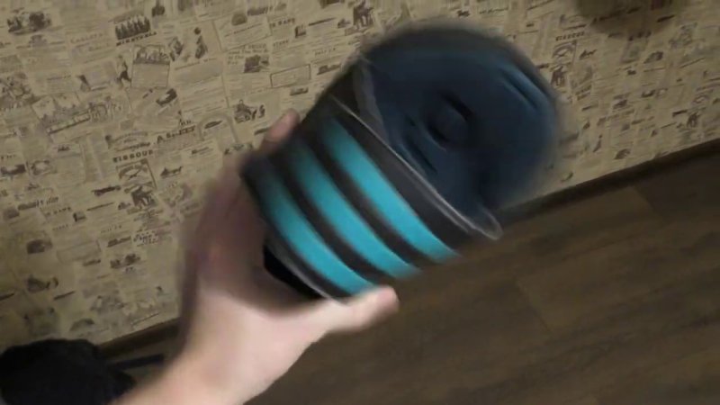 Человек с тапком в руках